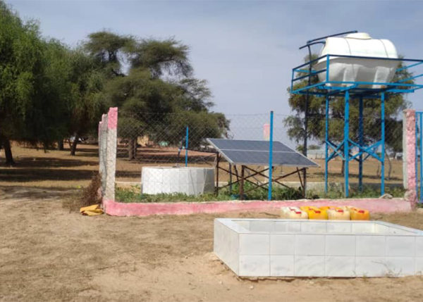 Puits avec panneaux solaires en Maurintanie